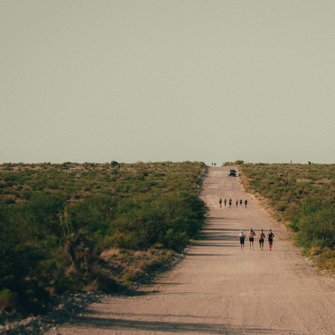 RAW ENDURANCE ATHLETES RUNNING IN DESERT